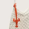 Bolso de macramé para mujer en algodón color mantequilla con un charm de langosta de cuero Bolso de macramé para mujer en algodón color mantequilla con un charm de langosta de cuero