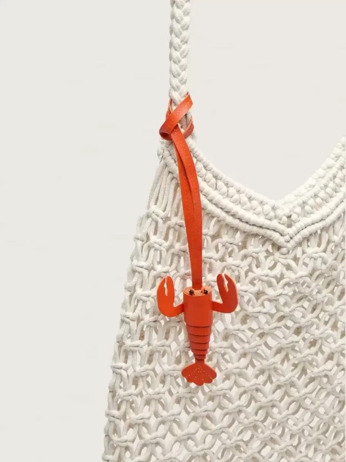 Bolso de macramé para mujer en algodón color mantequilla con un charm de langosta de cuero Bolso de macramé para mujer en algodón color mantequilla con un charm de langosta de cuero