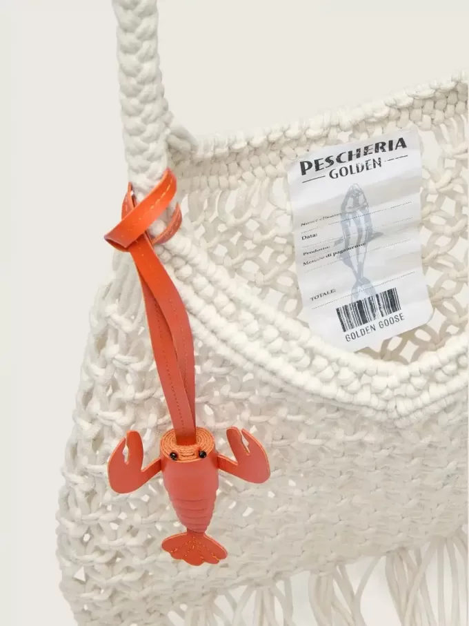 Bolso de macramé para mujer en algodón color mantequilla con un charm de langosta de cuero Bolso de macramé para mujer en algodón color mantequilla con un charm de langosta de cuero