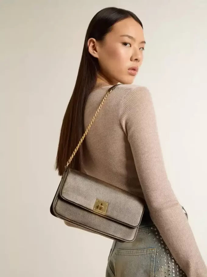 Bolso Gioia en piel vintage negra con detalles dorados Bolso Gioia en piel vintage negra con detalles dorados