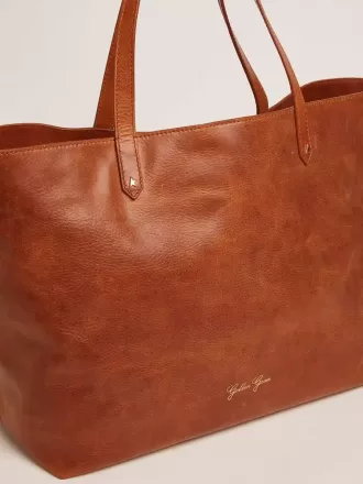 Bolso Pasadena en piel martillada brillante de color tostado con logotipo dorado en la parte delantera
