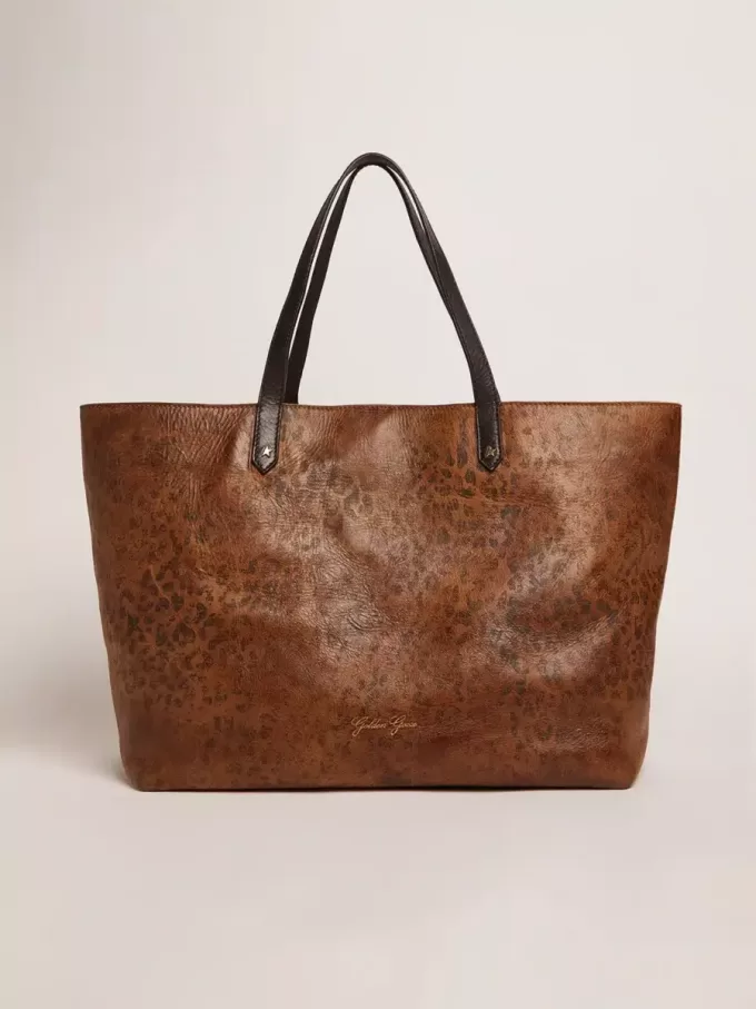 Bolso Pasadena en piel martillada con estampado de leopardo y asas negras a contraste Bolso Pasadena en piel martillada con estampado de leopardo y asas negras a contraste