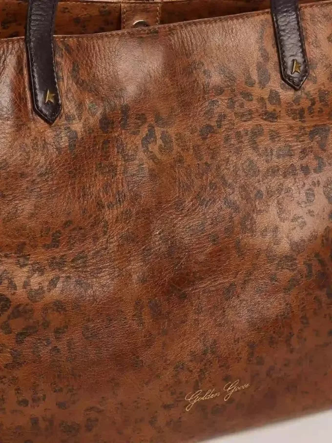 Bolso Pasadena en piel martillada con estampado de leopardo y asas negras a contraste Bolso Pasadena en piel martillada con estampado de leopardo y asas negras a contraste