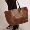 Bolso Pasadena en piel martillada con estampado de leopardo y asas negras a contraste Bolso Pasadena en piel martillada con estampado de leopardo y asas negras a contraste