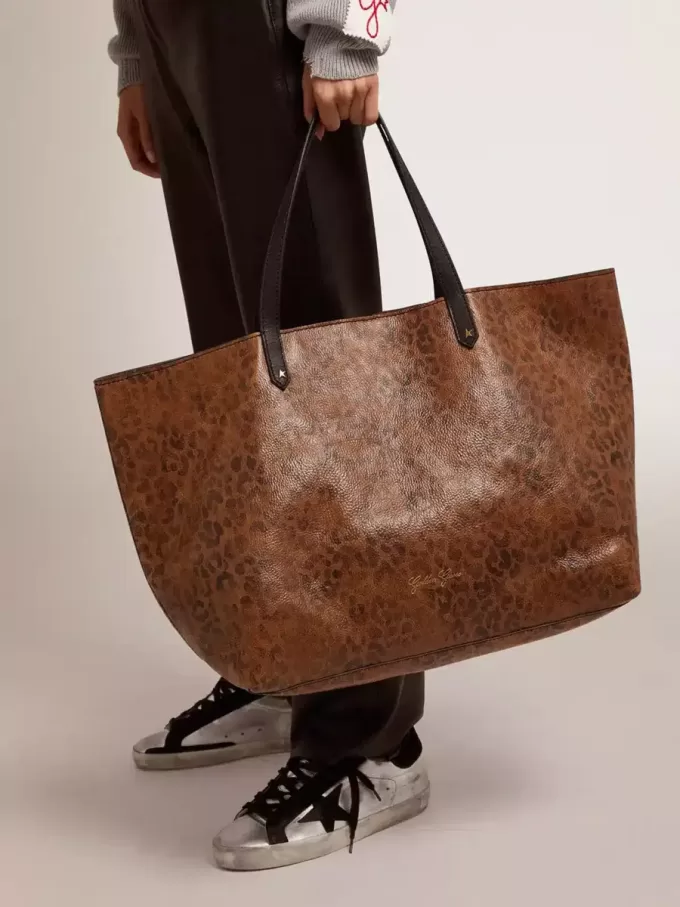 Bolso Pasadena en piel martillada con estampado de leopardo y asas negras a contraste Bolso Pasadena en piel martillada con estampado de leopardo y asas negras a contraste