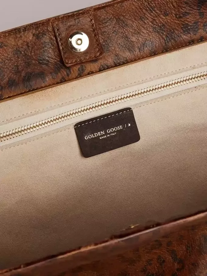 Bolso Pasadena en piel martillada con estampado de leopardo y asas negras a contraste Bolso Pasadena en piel martillada con estampado de leopardo y asas negras a contraste