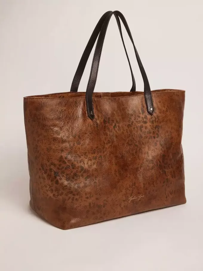 Bolso Pasadena en piel martillada con estampado de leopardo y asas negras a contraste Bolso Pasadena en piel martillada con estampado de leopardo y asas negras a contraste