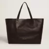 Bolso Pasadena en piel martillada negra con logotipo dorado en la parte delantera