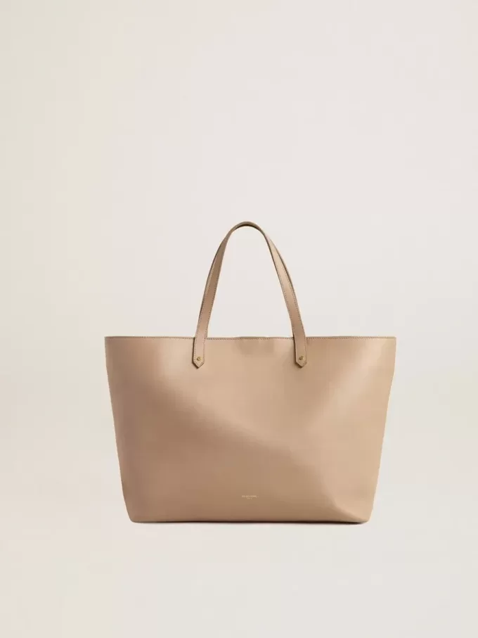Bolso Pasadena gris paloma en piel lisa con logotipo dorado.