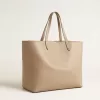 Bolso Pasadena gris paloma en piel lisa con logotipo dorado.
