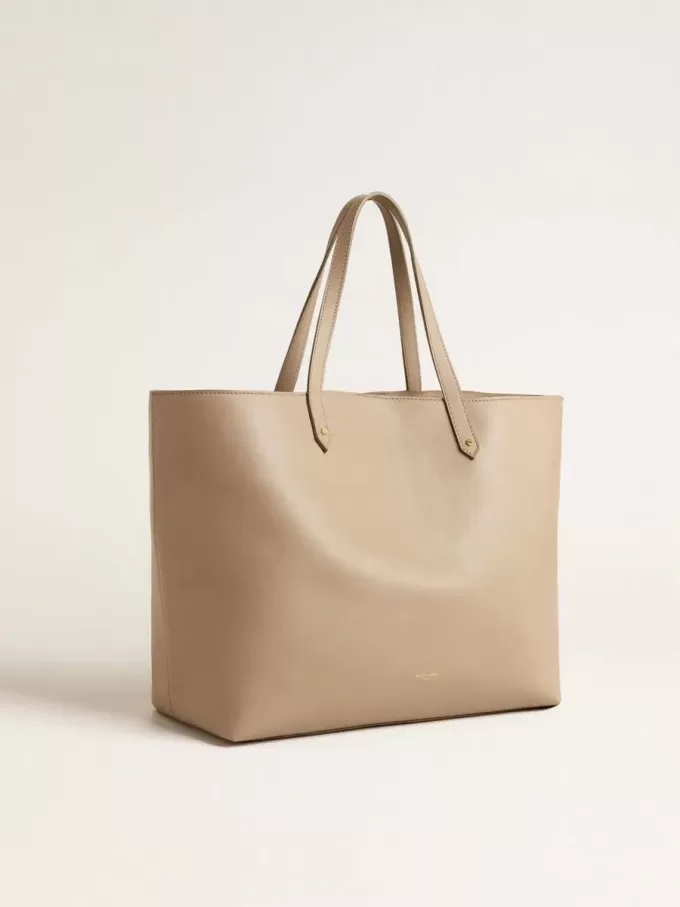 Bolso Pasadena gris paloma en piel lisa con logotipo dorado.