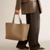 Bolso Pasadena gris paloma en piel lisa con logotipo dorado.