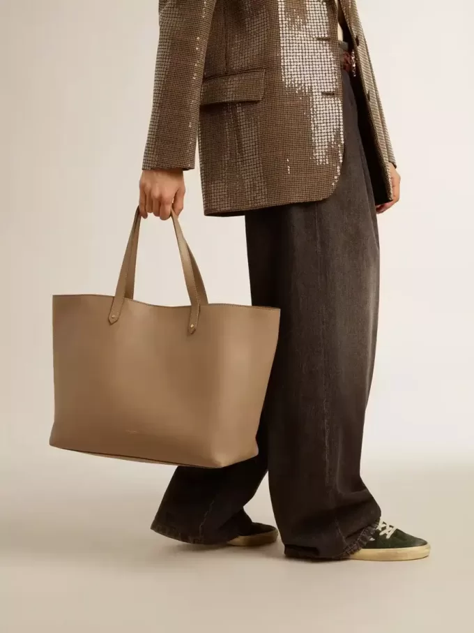 Bolso Pasadena gris paloma en piel lisa con logotipo dorado.