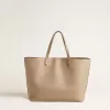Bolso Pasadena gris paloma en piel lisa con logotipo dorado.