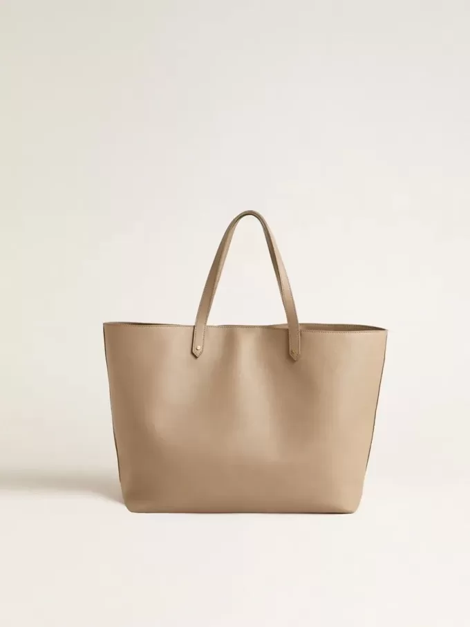 Bolso Pasadena gris paloma en piel lisa con logotipo dorado.