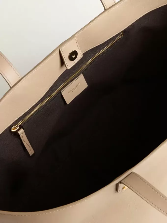 Bolso Pasadena gris paloma en piel lisa con logotipo dorado.
