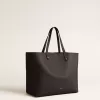 Bolso Pasadena negro fabricado en piel lisa con logotipo dorado