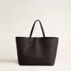 Bolso Pasadena negro fabricado en piel lisa con logotipo dorado