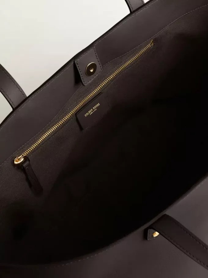 Bolso Pasadena negro fabricado en piel lisa con logotipo dorado