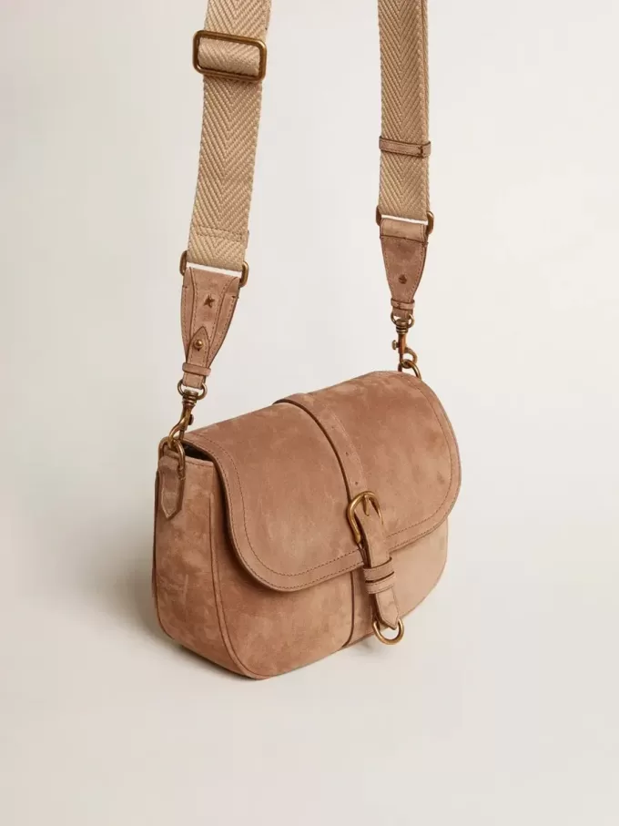 Bolso Sally mediano en ante color ceniza con hebilla y correa para el hombro en contraste Bolso Sally mediano en ante color ceniza con hebilla y correa para el hombro en contraste