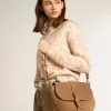 Bolso Sally mediano en ante color ceniza con hebilla y correa para el hombro en contraste Bolso Sally mediano en ante color ceniza con hebilla y correa para el hombro en contraste