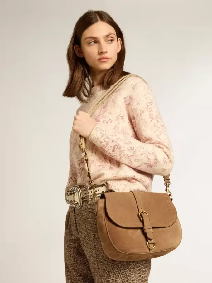 Bolso Sally mediano en ante color ceniza con hebilla y correa para el hombro en contraste Bolso Sally mediano en ante color ceniza con hebilla y correa para el hombro en contraste