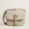 Bolso Sally mediano en piel porcelana con hebilla y bandolera a contraste Bolso Sally mediano en piel porcelana con hebilla y bandolera a contraste