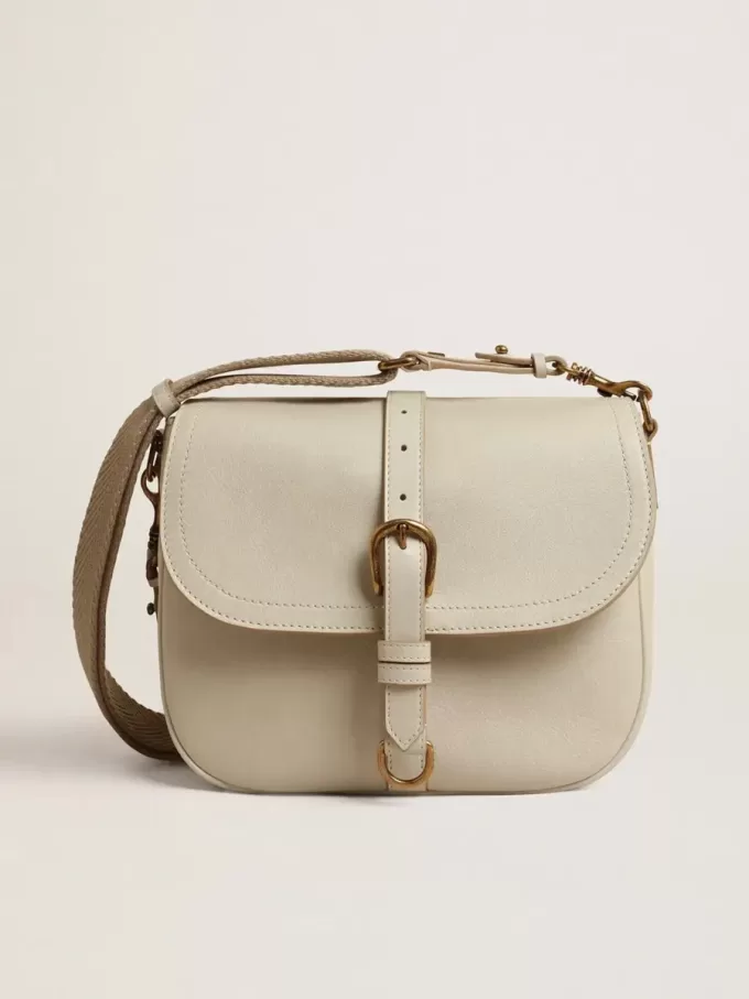 Bolso Sally mediano en piel porcelana con hebilla y bandolera a contraste Bolso Sally mediano en piel porcelana con hebilla y bandolera a contraste