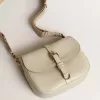 Bolso Sally mediano en piel porcelana con hebilla y bandolera a contraste Bolso Sally mediano en piel porcelana con hebilla y bandolera a contraste