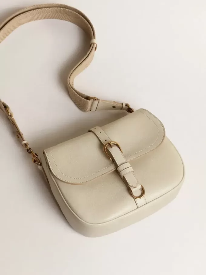 Bolso Sally mediano en piel porcelana con hebilla y bandolera a contraste Bolso Sally mediano en piel porcelana con hebilla y bandolera a contraste