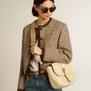Bolso Sally mediano en piel porcelana con hebilla y bandolera a contraste Bolso Sally mediano en piel porcelana con hebilla y bandolera a contraste