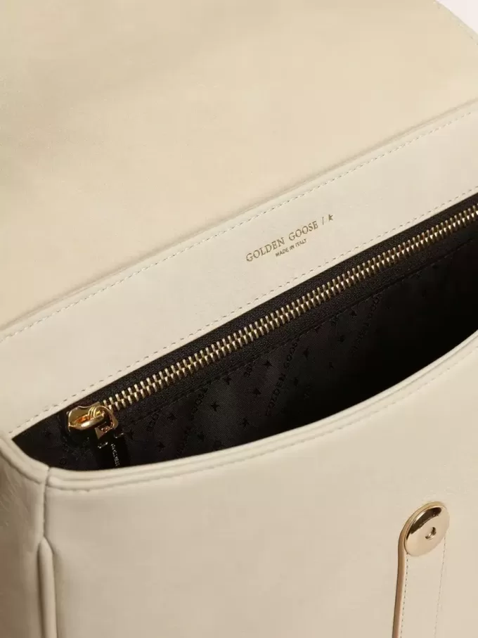Bolso Sally mediano en piel porcelana con hebilla y bandolera a contraste Bolso Sally mediano en piel porcelana con hebilla y bandolera a contraste