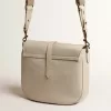 Bolso Sally mediano en piel porcelana con hebilla y bandolera a contraste Bolso Sally mediano en piel porcelana con hebilla y bandolera a contraste