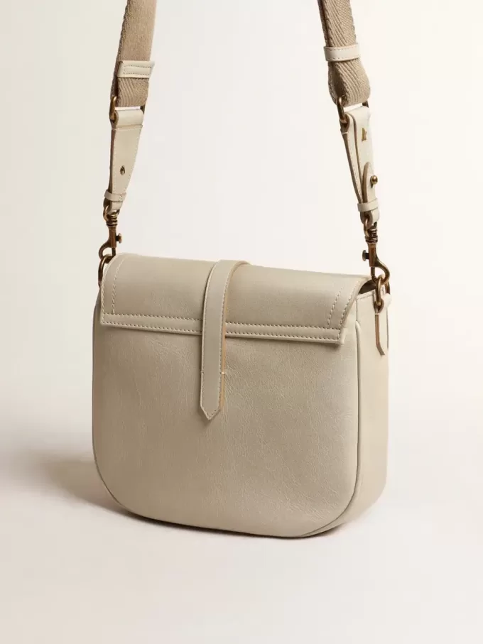 Bolso Sally mediano en piel porcelana con hebilla y bandolera a contraste Bolso Sally mediano en piel porcelana con hebilla y bandolera a contraste