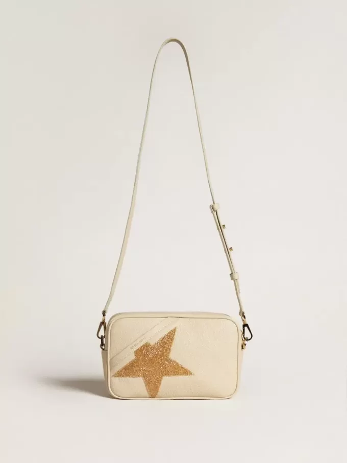 Bolso Star en piel martillada color mantequilla con estrella de cristal Swarovski Bolso Star en piel martillada color mantequilla con estrella de cristal Swarovski