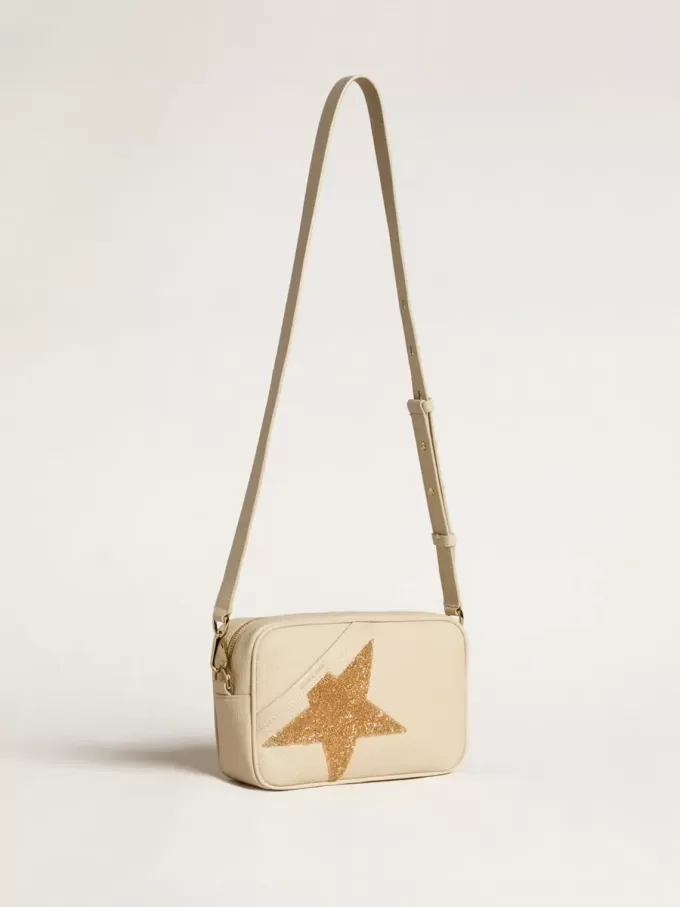 Bolso Star en piel martillada color mantequilla con estrella de cristal Swarovski Bolso Star en piel martillada color mantequilla con estrella de cristal Swarovski