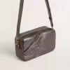Bolso Star en piel metalizada gris con estrella de cristal Swarovski Bolso Star en piel metalizada gris con estrella de cristal Swarovski