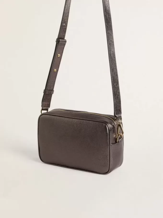 Bolso Star en piel metalizada gris con estrella de cristal Swarovski Bolso Star en piel metalizada gris con estrella de cristal Swarovski