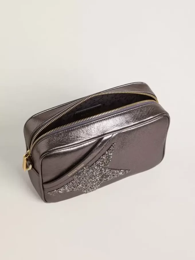 Bolso Star en piel metalizada gris con estrella de cristal Swarovski Bolso Star en piel metalizada gris con estrella de cristal Swarovski