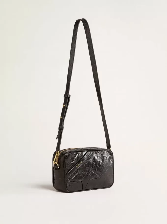 Bolso Star en piel negra brillante con estrella tono sobre tono Bolso Star en piel negra brillante con estrella tono sobre tono
