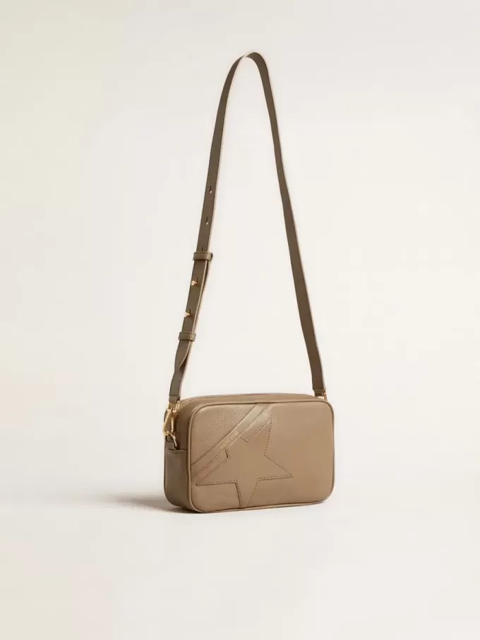 Bolso Star en piel verde salvia con estrella tono sobre tono Bolso Star en piel verde salvia con estrella tono sobre tono
