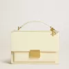 Bolso Venezia en piel acolchada color mantequilla con doble charm