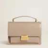 Bolso Venezia en piel beige con ribetes y detalles dorados Bolso Venezia en piel beige con ribetes y detalles dorados