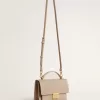 Bolso Venezia en piel beige con ribetes y detalles dorados Bolso Venezia en piel beige con ribetes y detalles dorados
