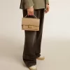 Bolso Venezia en piel beige con ribetes y detalles dorados Bolso Venezia en piel beige con ribetes y detalles dorados