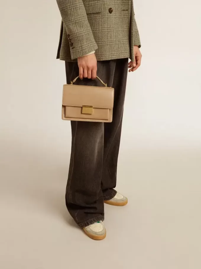 Bolso Venezia en piel beige con ribetes y detalles dorados Bolso Venezia en piel beige con ribetes y detalles dorados