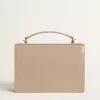 Bolso Venezia en piel beige con ribetes y detalles dorados Bolso Venezia en piel beige con ribetes y detalles dorados