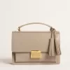 Bolso Venezia en piel beige con ribetes y detalles dorados Bolso Venezia en piel beige con ribetes y detalles dorados