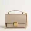 Bolso Venezia en piel beige con ribetes y detalles dorados Bolso Venezia en piel beige con ribetes y detalles dorados