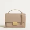 Bolso Venezia en piel beige con ribetes y detalles dorados Bolso Venezia en piel beige con ribetes y detalles dorados
